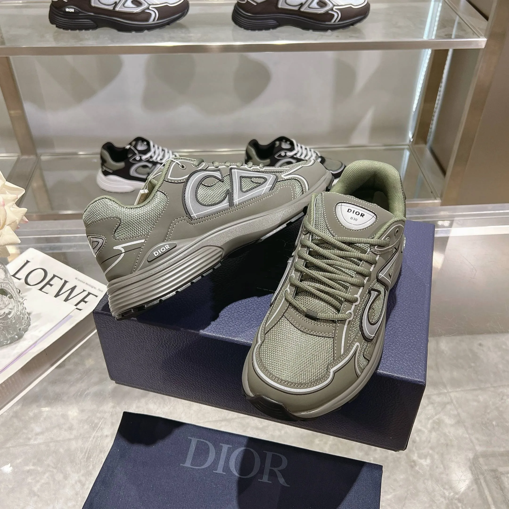 👟👟Ex-factory price 520👟👟 H612 high version B30 low-top sneakers are one of the flagship styles of this series. Crafted from mesh and technical fabrics, it's finished with a reflective 'CD30' graphic and 'DIOR B30' and 'CD30' logos on the heel and tongue. The extra-light, sculpted rubber sole adds style with signature accents, while internal stretch details create ideal comfort. Can be paired with a variety of casual looks to show a fashionable, modern and sporty style. ✅Size: 35-47 (45-46-47 customized, non-returnable and non-exchangeable) ✅Sole material: Original ultra-light IP sole ✅Packaging: Brand new counter packaging